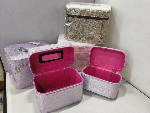 Kuferek Adar S z lusterkiem, zapinany na zamek (587595) Kuferek Adar S z lusterkiem, zapinany na zamek (587595)